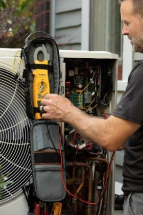 Contractor using Veto Evo Meter Bag